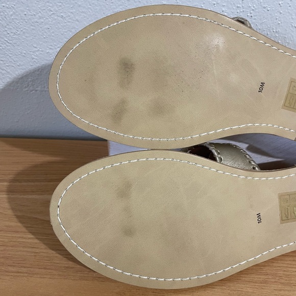 Jack Rogers Metallic Gold Thong Sandals Whipstitch Medallion Flat Size 10 Beachy - Picture 8 of 11